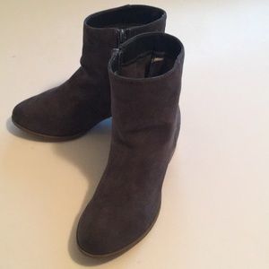 Grommets” Cute Lil Girls Gray Faux Suede Boots 🥾